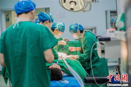 三亚中心医院妇产科、麻醉科、新生儿科为四胞胎保驾护航。徐敬供图